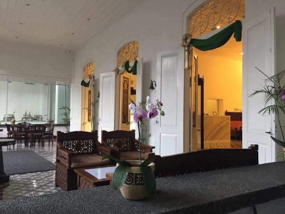 Alimar Hotel Malang Exterior photo
